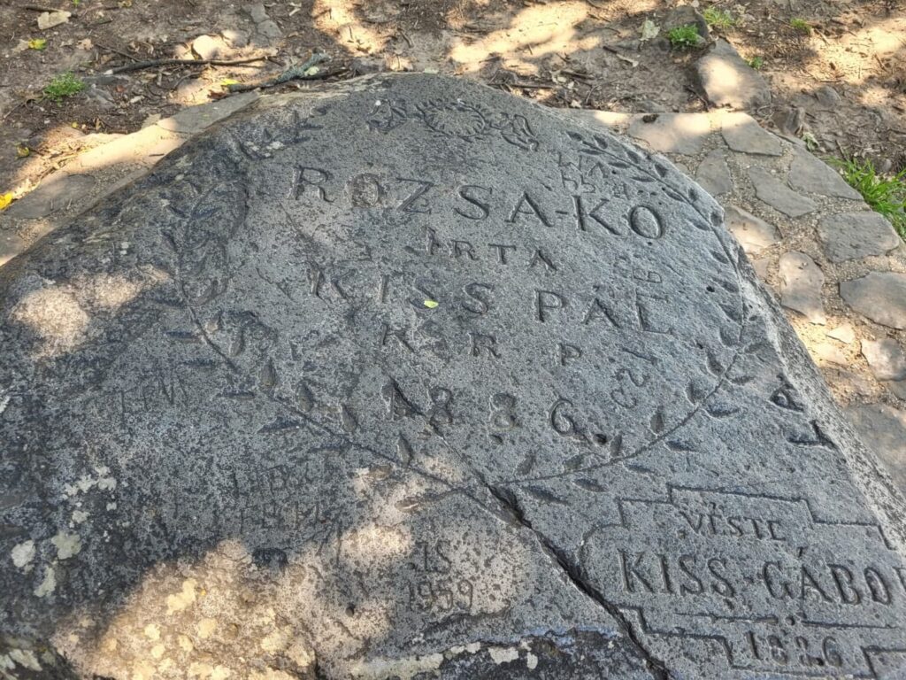 A rózsakőhöz tartozó legenda szerint Kisfaludy Sándor és Szegedy Róza sokat ücsörgött itt, hogy gyönyörködjön a balatoni panorámában. A Szegedy Rózáról elnevezett kőhöz kapcsolódik egy néphagyomány is: ha hihetünk neki, azok a szerelmesek, akik kézenfogva, háttal a Balatonnak leülnek a kőre, egy éven belül egybekelnek - sőt az is elég, ha egy lány ül le a kőre, és a kedvesére gondolva felsóhajt. 